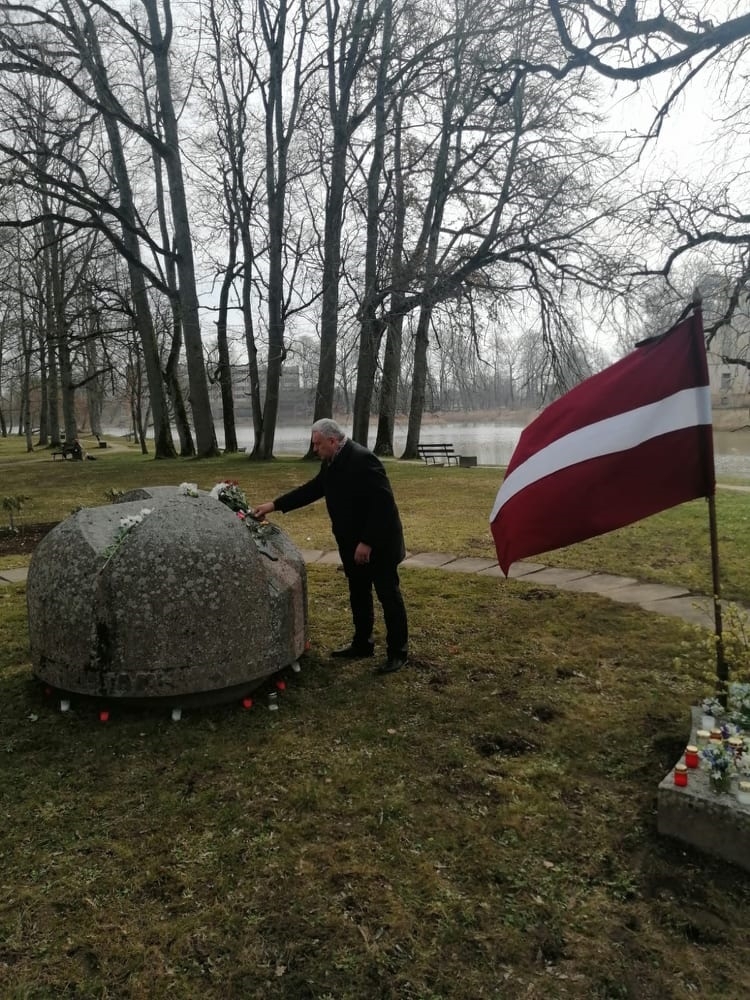 Šodien dziļā cieņā noliecam galvas, pieminot tos cilvēku tūkstošus mūsu novadā un visā Latvijā, kurus 1949. gada 25. martā padomju varas darboņi sasēdināja vagonos un izsūtīja uz Sibīriju. Mazus bērnus un sirmgalvjus. Skolēnus un cilvēkus spēka gados. Cilvēkus, kas mīlēja savu ģimeni, kopa savas mājas un aprūpēja savus laukus, mācījās, studēja, mīlēja savu Latviju un kala lielus nākotnes plānus. Izsūtījums tam pārvilka pāri ļaunu svītru.  Sākās traģiska cīņa par izdzīvošanu. Trauslākās dzīvības izdzisa jau 