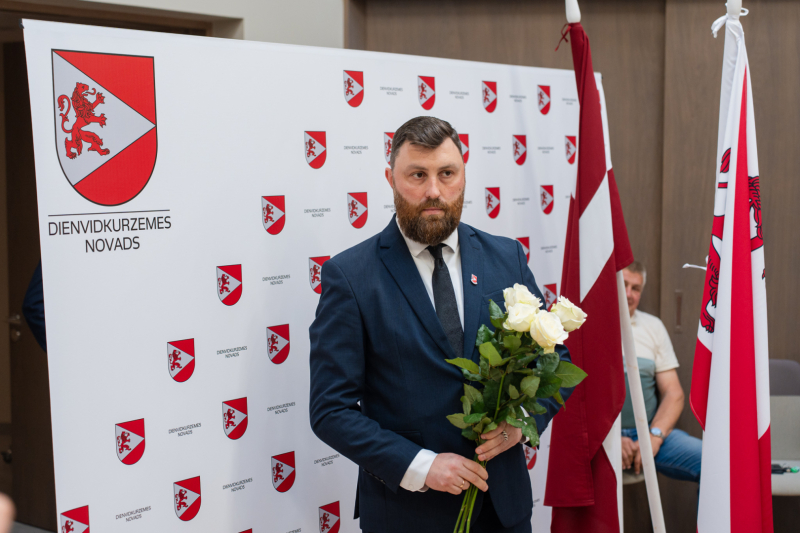 Par Dienvidkurzemes novada pašvaldības domes priekšsēdētāju vienbalsīgi ievēlēts Andris Jankovskis.