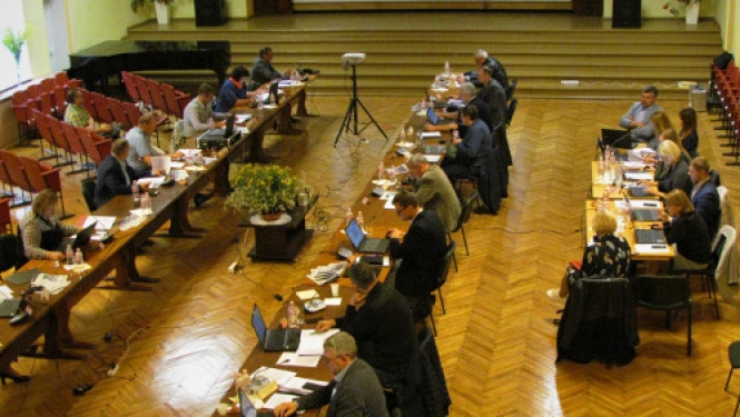 Domes sēdē Vaiņodē apstiprina daļu pašvaldības iestāžu