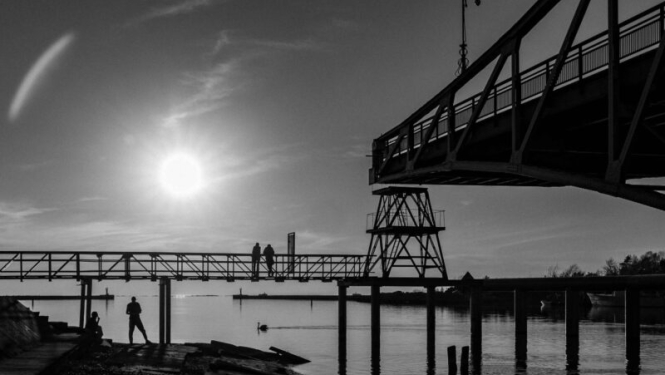 melnbaltā fotogrāfija. Redzams tilts