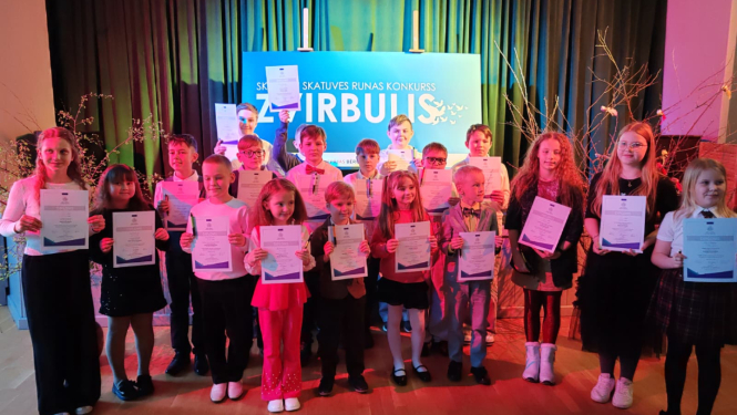 Skolēni stāv kopīgā foto ar diplomiem