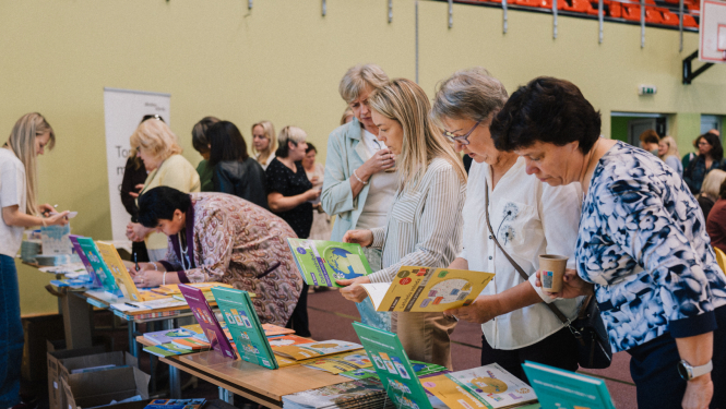 Skolotāji pēta grāmatas