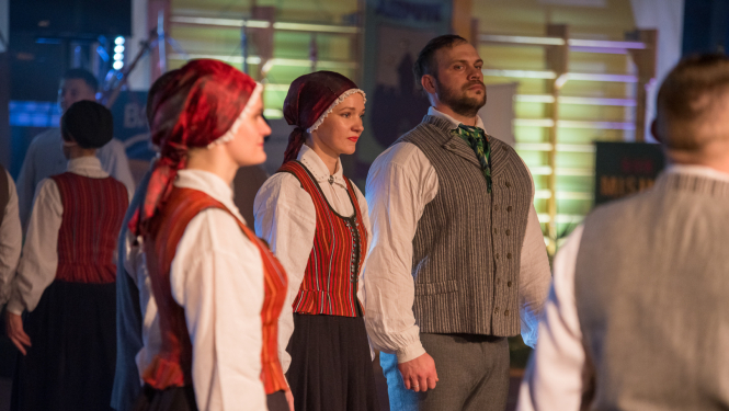 Dejotāji tautas tērpos