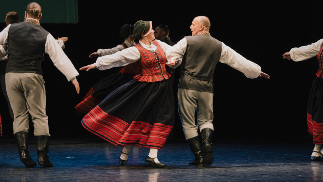 Dejotāju pāris tautas tērpos dejo