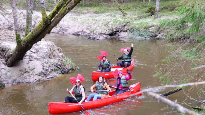 Pavasara tūrisma svētki dienvidkurzemē. Divas sarkanas laivas ar laivotājiem laivo pa upi