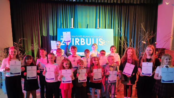 Skolēni stāv kopīgā foto ar diplomiem