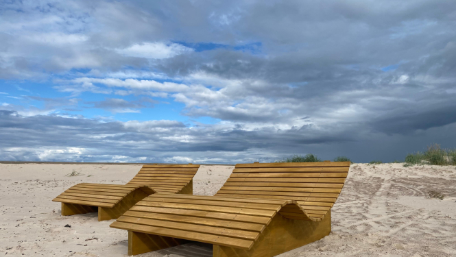 Pāvilostas pludmalē šovasar izvietoti divi pludmales zviļņi, kas aicina apmeklētājus baudīt pludmali un sauli.
