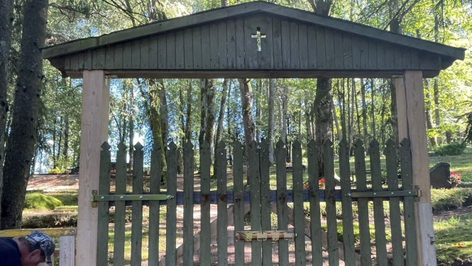 Top Aizvīķu kapsētas žogs