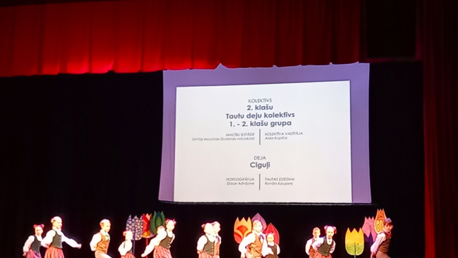 Dejotāji ceļā uz skolu jaunatnes dziesmu un deju svētkiem