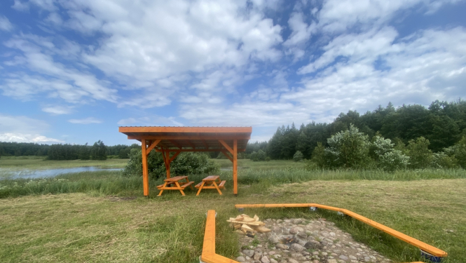 Biedrība “You + Vaiņode” kopā ar 20 jauniešiem īstenojusi projektu “Pižuks pa svaigo”, kā rezultātā radīta atpūtas vieta Vaiņodē, kur doties piknikā un atpūsties pie dabas. 