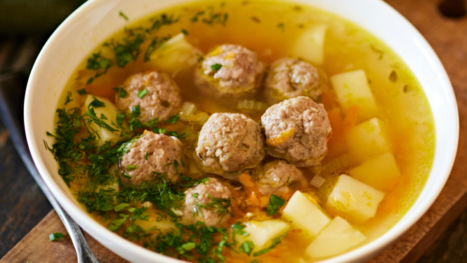 Frikadeļu zupa