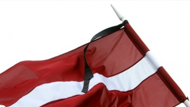 Karogs sēru nofromējumā