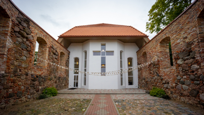 Mūra baznīca ar stikla krustu