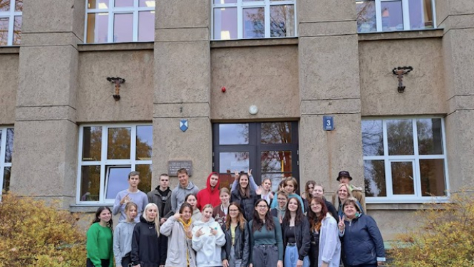 Aizputes skolēni viesojas pieredzes apmaiņā Valmierā