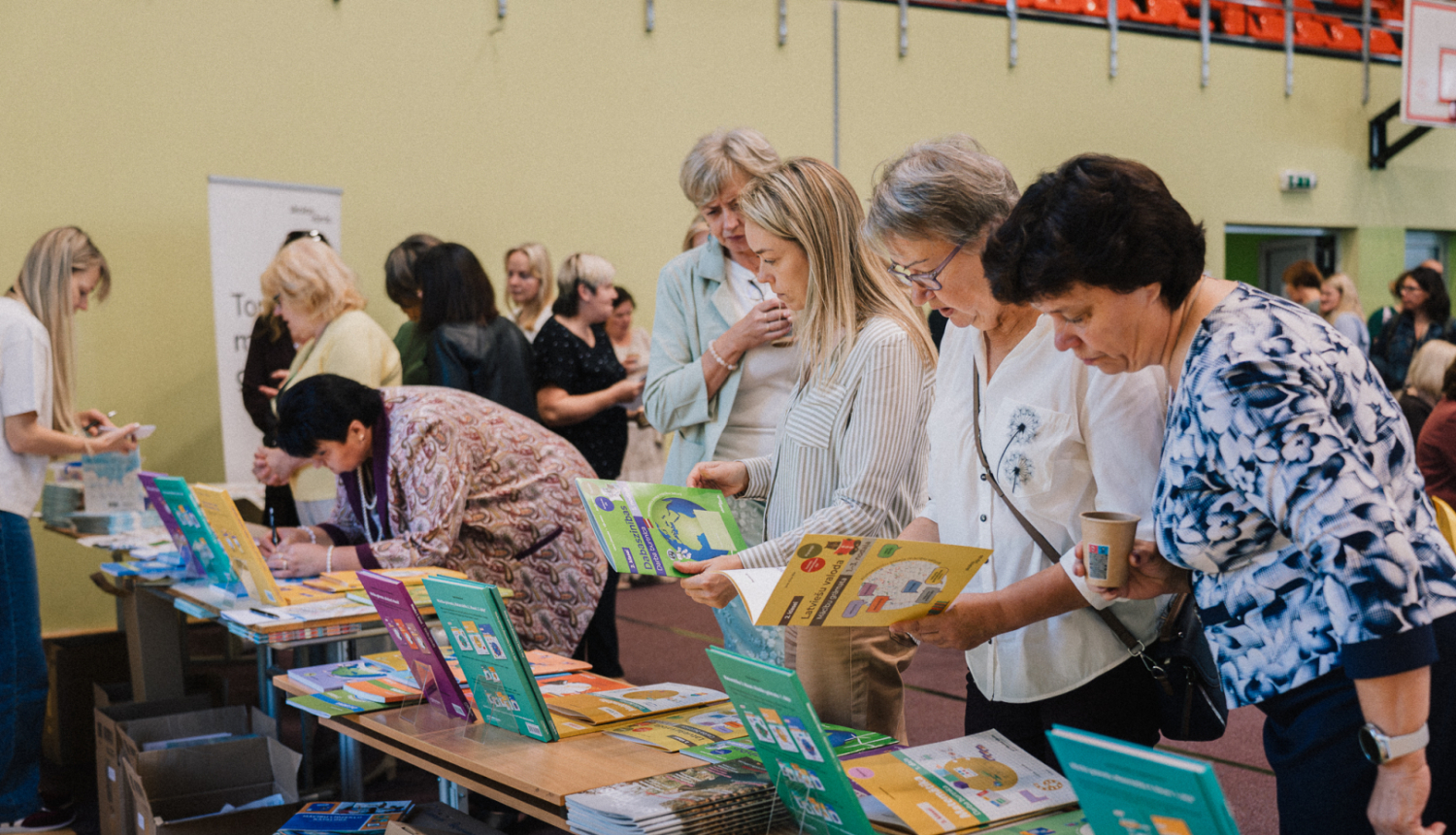 Skolotāji pēta grāmatas