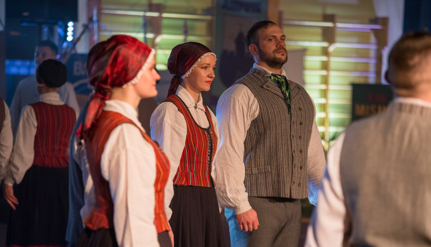 Dejotāji tautas tērpos