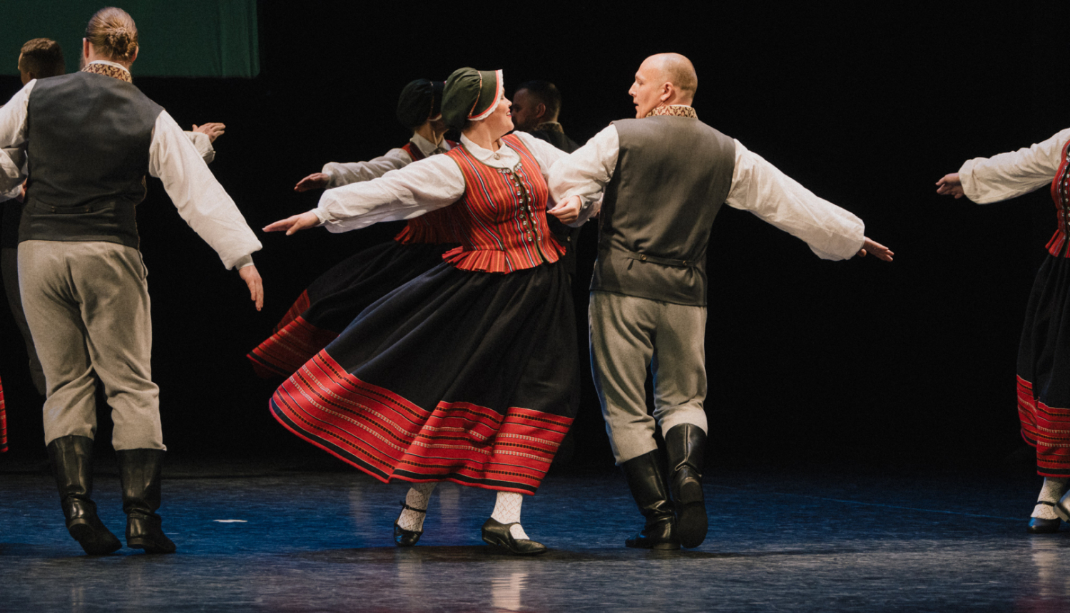 Dejotāju pāris tautas tērpos dejo