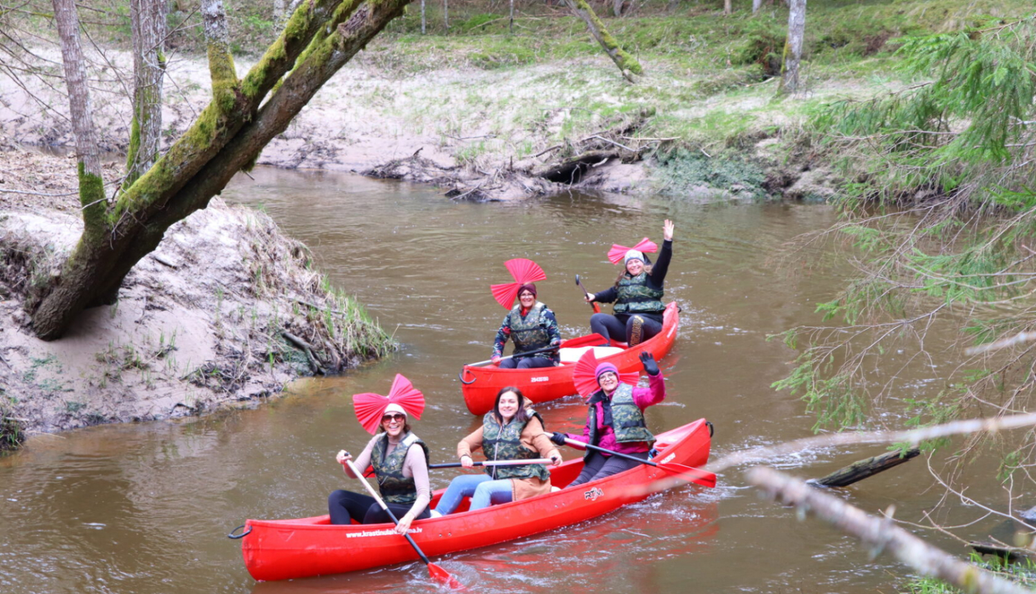 Pavasara tūrisma svētki dienvidkurzemē. Divas sarkanas laivas ar laivotājiem laivo pa upi