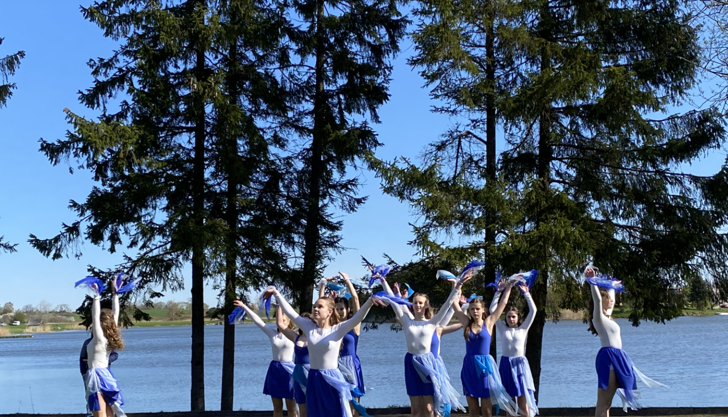 Vērgales dīķa modināšana ar dejotāju ansambli