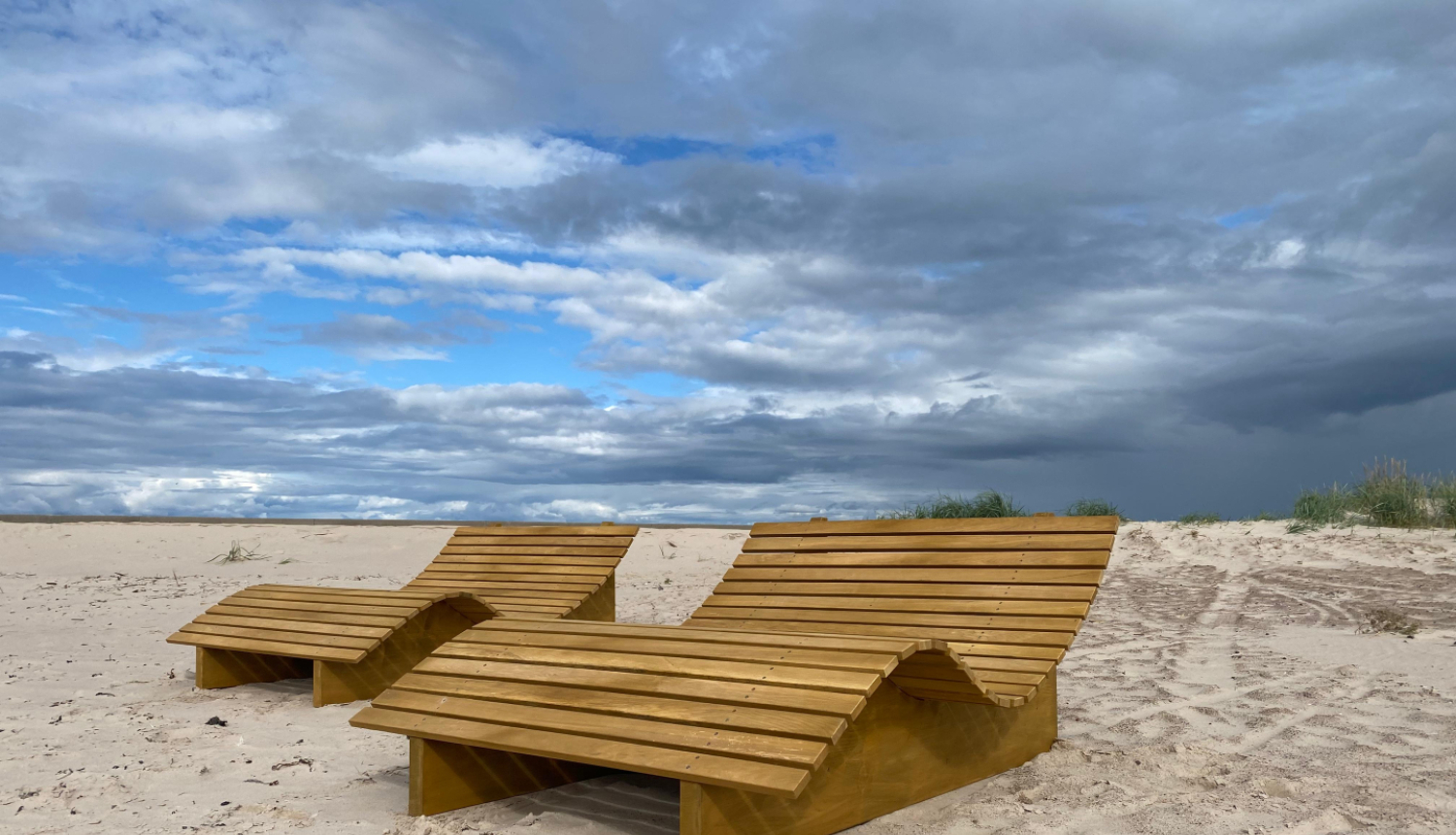 Pāvilostas pludmalē šovasar izvietoti divi pludmales zviļņi, kas aicina apmeklētājus baudīt pludmali un sauli.