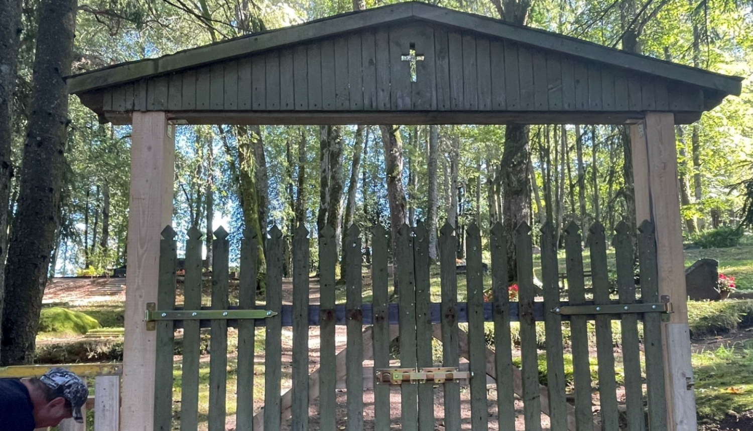 Top Aizvīķu kapsētas žogs