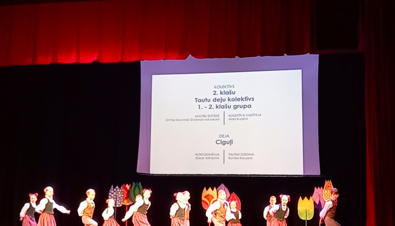 Dejotāji ceļā uz skolu jaunatnes dziesmu un deju svētkiem