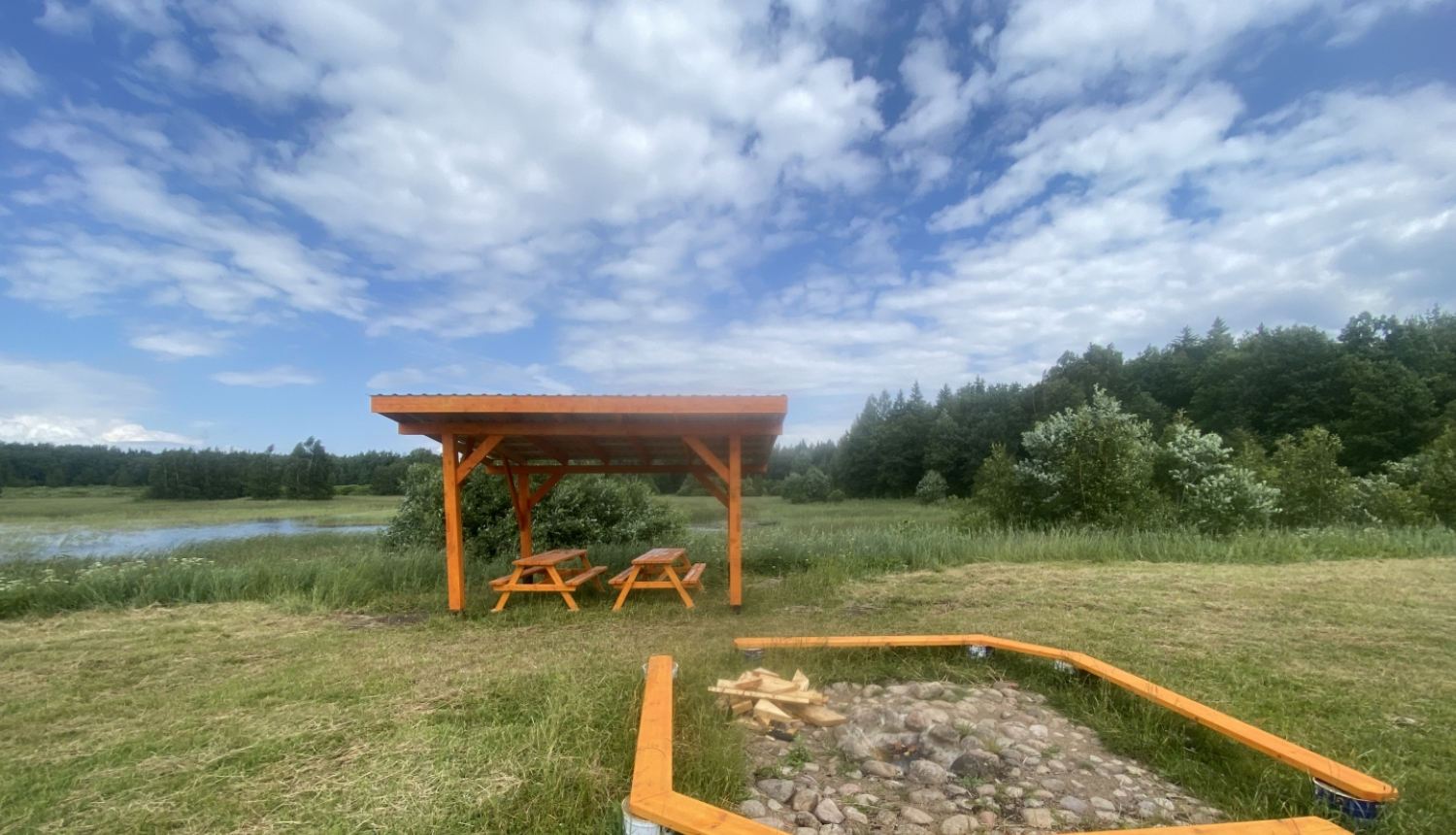 Biedrība “You + Vaiņode” kopā ar 20 jauniešiem īstenojusi projektu “Pižuks pa svaigo”, kā rezultātā radīta atpūtas vieta Vaiņodē, kur doties piknikā un atpūsties pie dabas. 