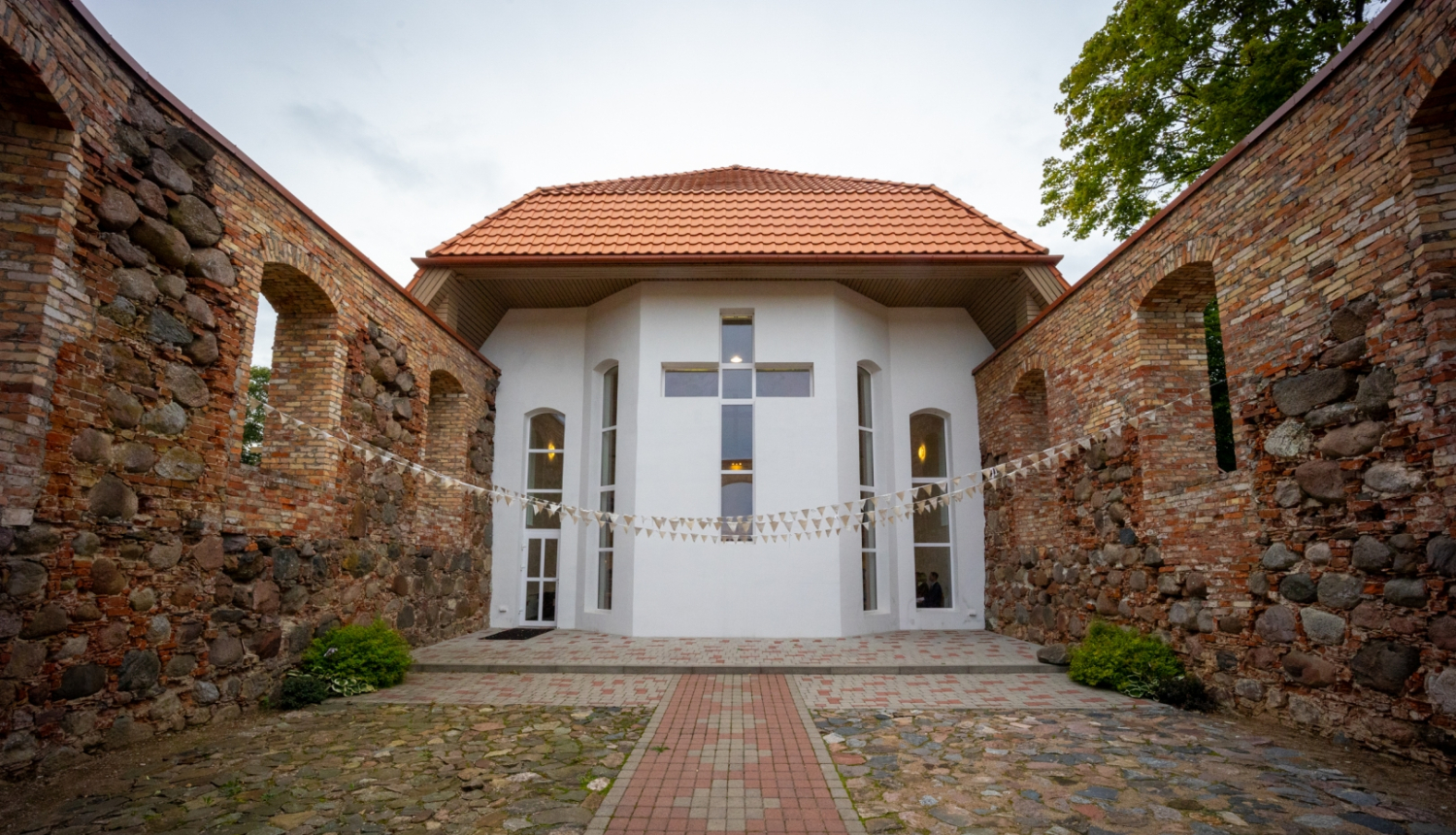 Mūra baznīca ar stikla krustu